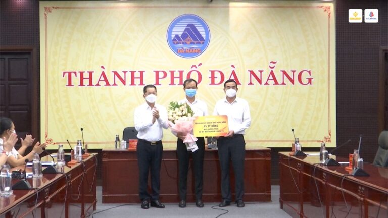 dai-dien-lanh-dao-tap-doan-sun-group-trao-goi-ho-tro-45-ti-dong-luong-thuc-kit-xet-nghiem-covid-cho-da-nang